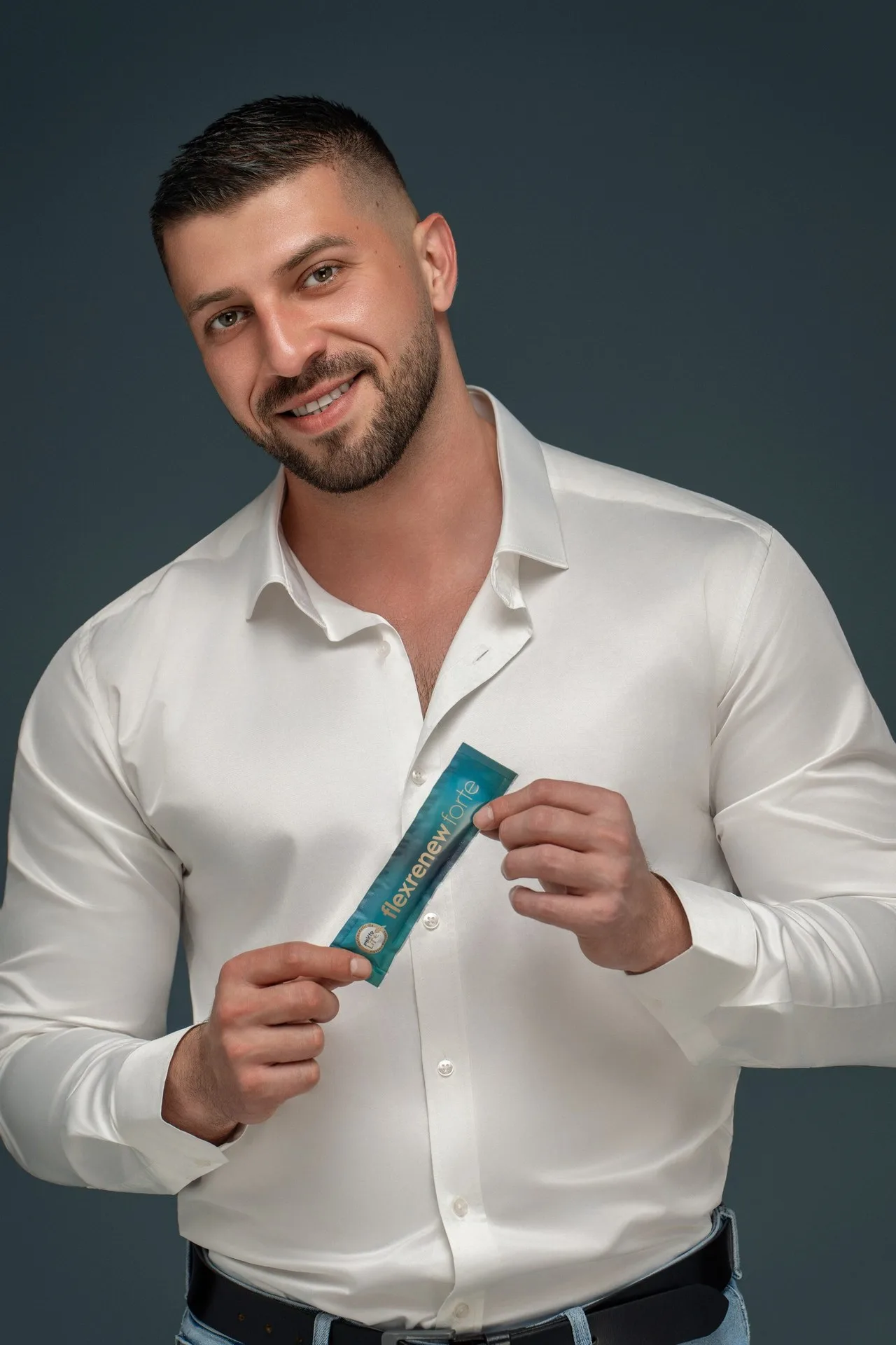 Мъж с FlexRenew Forte - по-устойчиви стави